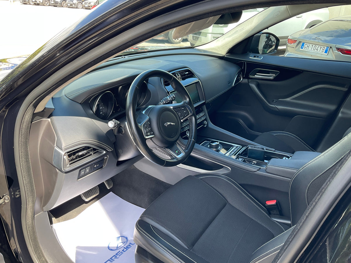JAGUAR F-PACE AWD 2.0 R dynamic